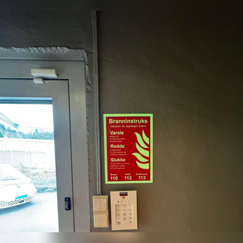 Etterlysende brannsskilt med tekst for Brannisntruks
